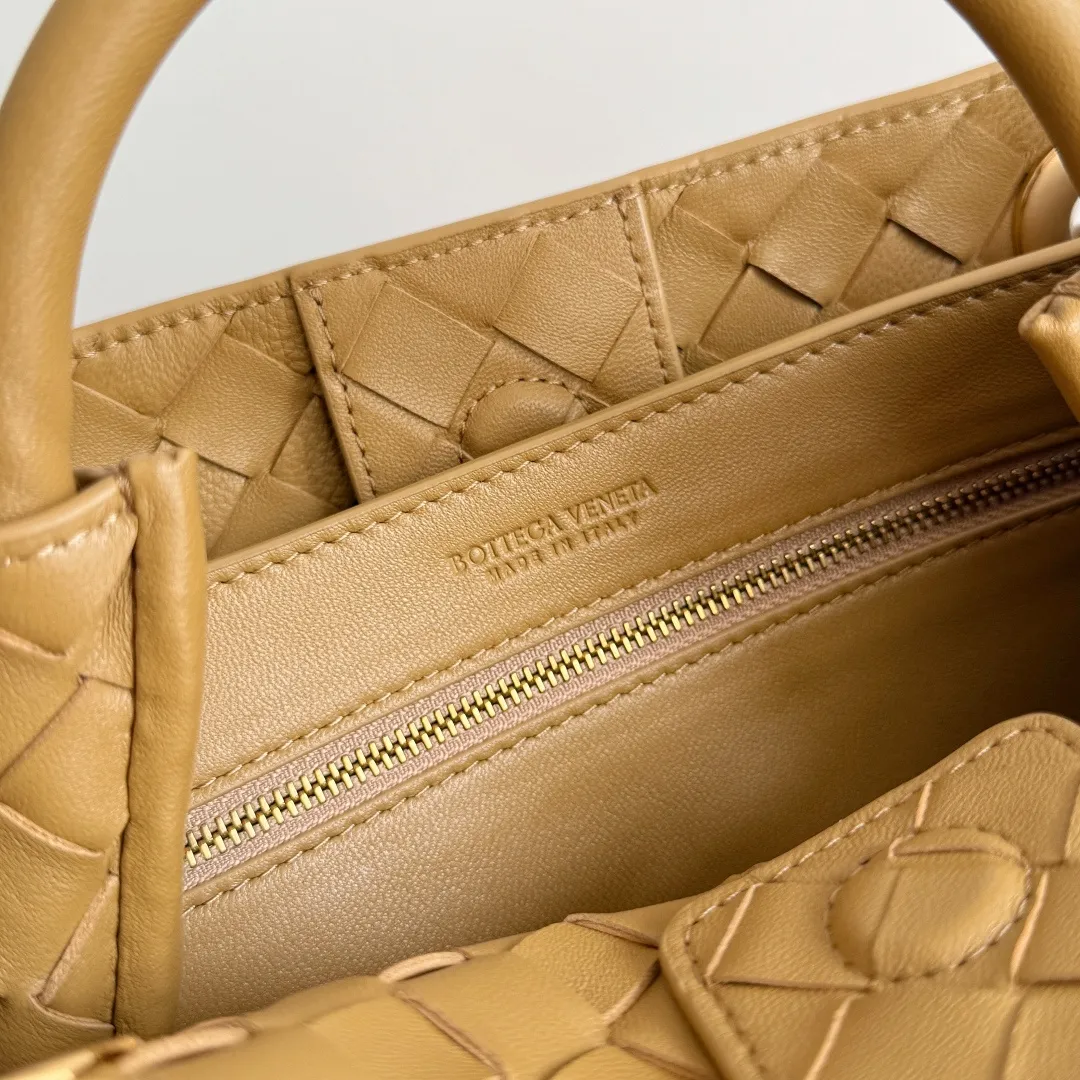 The new Andiamo batch of 3060 BV is shipped‼ ️The classic intercciato weaving process is used to create a soft bag, the metal knot is made of micro-cast aluminum using jewelry technology🪢, and the decorative beads are made of metal and hand-polished oak, allowing you to jump repeatedly between elegance and fun💃, making it unpredictable. Classic and versatile, it shows off your temperament, and the bag has a large capacity, making it very convenient for daily commuting! It has a variety of carrying methods, the shoulder straps can be adjusted by yourself, the original lambskin feels soft and delicate, and the unisex style breaks gender boundaries and brings a more practical and long-lasting use experience. The Andiamo, which has both elegant and casual styles, perfectly interprets the "fashionable old money style". Style number: 743568+wood hardware Color: nut color Size: 25*22*10.5cm